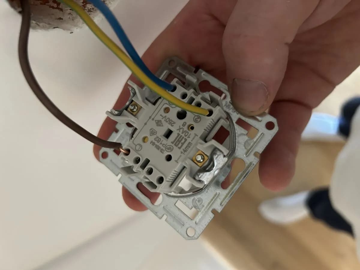 Jak podłączyć światło na klatce schodowej - uniknij najczęstszych błędów