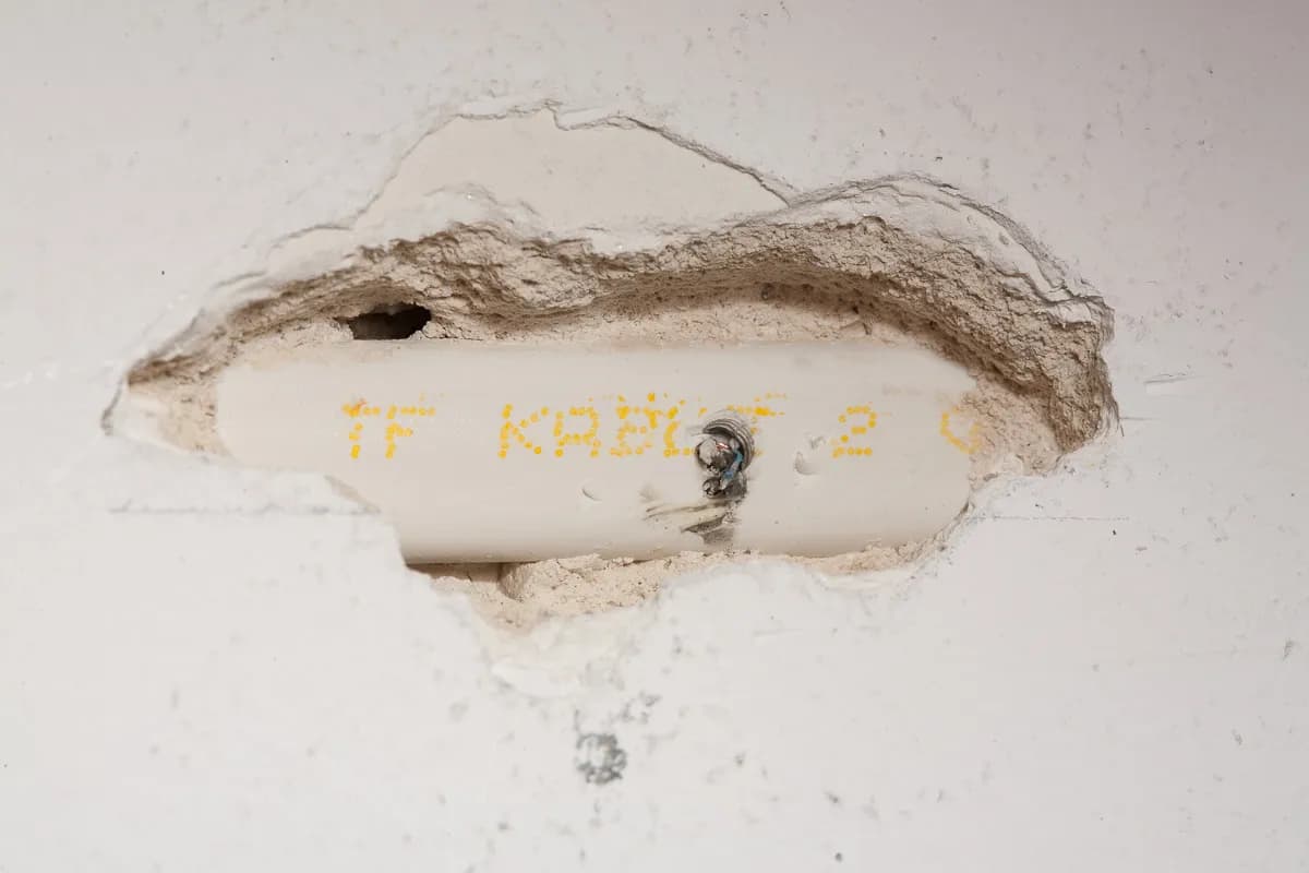 Jak połączyć przecięty kabel w ścianie i uniknąć niebezpieczeństw