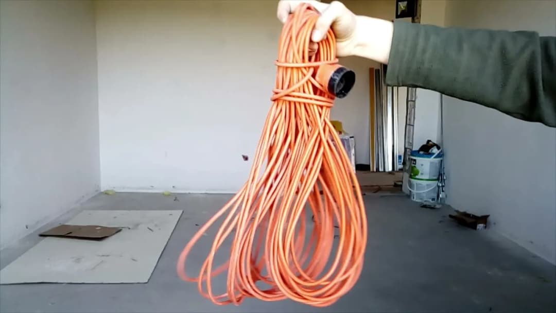 Jak zwijać kable, aby uniknąć uszkodzeń i splątania? Sprawdź!